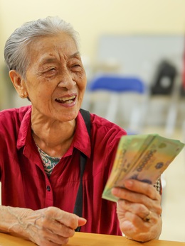 Mừng thọ, chúc thọ người cao tuổi Tết 2026: Có nơi tặng tiền triệu, vàng 24K và vải lụa