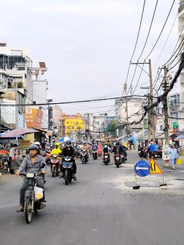 Đường Chu Văn An qua mốc thông xe nhưng chưa dời cột điện, chủ đầu tư tiếp tục chờ hướng dẫn