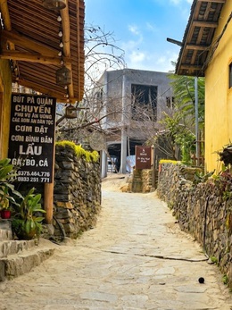 Ngôi nhà xây mới giữa làng Lô Lô Chải khiến dân mạng xốn con mắt