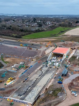 Làm đường cao tốc theo cách không ai ngờ: Cho hầm chui đúc sẵn trượt vào vị trí, 11 ngày là xong