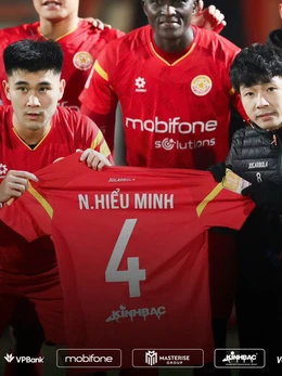 Trung vệ Hiểu Minh được đồng đội tri ân ở Cúp Quốc gia