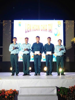 Hũ gạo ấm tình đồng đội trong ngày chia tay chiến sĩ