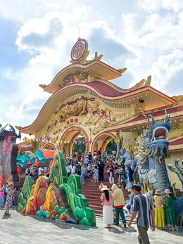 Nhiều điểm vui chơi đón lượng khách lớn, tung chương trình mới thu hút khách