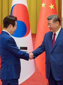 Tổng thống Hàn Quốc tới Bắc Kinh và cái bắt tay với ông Tập