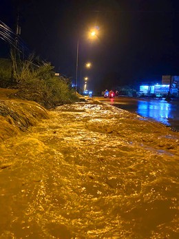 Mưa lớn, cát đỏ lại tràn xuống ngập đường ở cửa ngõ Mũi Né