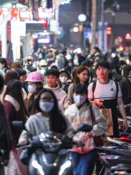 'Biển người' sắm Tết tới tận nửa đêm trên các con đường thời trang Hà Nội
