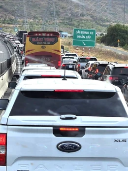 Cao tốc Vĩnh Hảo - Phan Thiết: xe cộ nối đuôi nhau, quốc lộ 1 qua Khánh Hòa đã thông thoáng