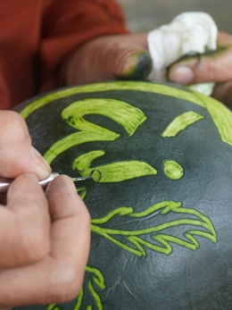 Khắc dưa hấu chưng Tết, kiếm 4 - 5 triệu đồng mỗi ngày