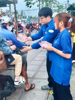 Những 'trạm dừng chân nghĩa tình' tiếp sức người dân trên đường về quê ăn Tết