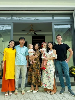 Chàng rể Hà Lan say mê không khí yên bình ngày Tết