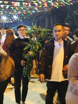 Nửa đêm chen chân xin lộc ở phiên chợ trăm tuổi, chỉ họp một đêm mỗi năm