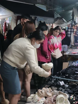 Chợ đêm Lê Duẩn nhộn nhịp cận Tết, khách đông nhưng mua sắm dè dặt