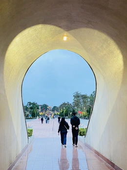 'Du lịch ký ức' đầu xuân: Người dân tìm về Thành cổ Quảng Trị đông cả ngày lẫn đêm