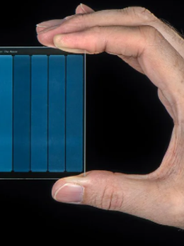 Ổ cứng sắp lỗi thời? Microsoft tạo 'ổ lưu trữ' bằng kính 10.000 năm không hỏng