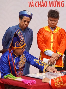 Lần đầu tiên thi đánh cờ người tại quảng trường Đông Kinh Nghĩa Thục