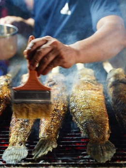 Đỏ lửa xuyên đêm nướng hàng ngàn cá lóc cho ngày vía Thần Tài