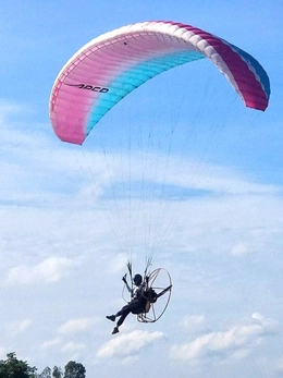 Bay dù lượn xả stress