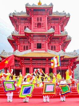 Rung chuông bảo tháp Tây Yên Tử, phát 'gạo vàng' Bà Chúa Kho ngày chính hội