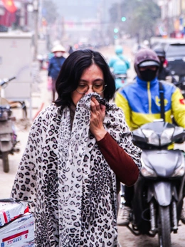 Dân Hà Nội 'kêu trời' vì con đường thi công ì ạch, bụi bặm, lật tung vỉa hè dịp cận Tết