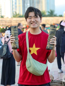 Du khách nước ngoài thích thú gói bánh chưng bên biển Đà Nẵng