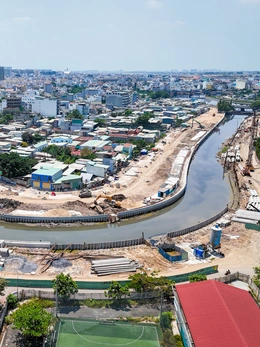 Dọc dự án rạch Xuyên Tâm: Nơi đang thi công nhộn nhịp, nơi um tùm cây cỏ