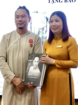 Võ Việt Chung tặng ba bộ áo dài đặc biệt cho Bảo tàng Phụ nữ Nam Bộ