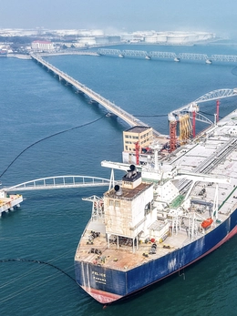 Giá dầu giảm mạnh, cú sốc nguồn cung vẫn còn đó