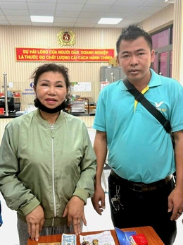 Công an hỗ trợ, hành khách nhận lại được túi xách có tài sản hơn 3 tỉ đồng để quên trên taxi