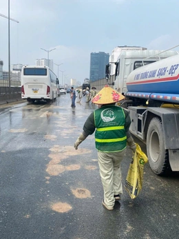 Xử lý tài xế xe tải để bùn đất rơi xuống đường, đóng thành mảng lớn ở đường vành đai 3 trên cao