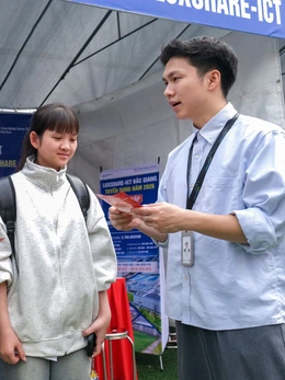 Cuộc đua lương thưởng bùng nổ: Làm đủ tháng có thưởng, công nhân thành 'hàng hot'