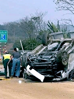 Ô tô liên tục tông vào hàng rào thi công mở rộng cao tốc 2 làn, Cục CSGT khuyến cáo gì?