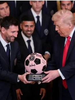 Messi lúng túng khi ông Trump nhắc đến Ronaldo và 'phá hủy tên lửa của Iran'