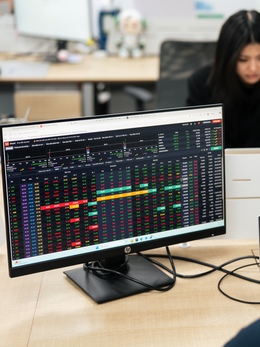 Dầu khí, bất động sản, chứng khoán giảm mạnh, VN-Index mất mốc 1.800 điểm