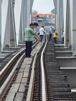 Vụ sà lan va cầu Ghềnh: Phải thay mới nhịp giữa nhưng sửa tạm để tàu chạy