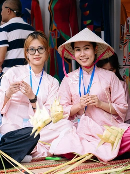 Học thắt lá dừa, làm hoa vải tsumami miễn phí tại Lễ hội Việt - Nhật
