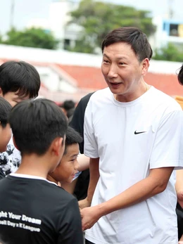 HLV Kim Sang Sik làm 'náo động' sân Thống Nhất