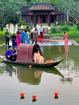 Thả 65 hoa đăng tưởng niệm thảm họa da cam tại Bảo tàng Áo dài