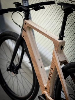 Xe đạp điện bằng gỗ không lo trời mưa, không cần bảo quản, giá ngang Honda SH