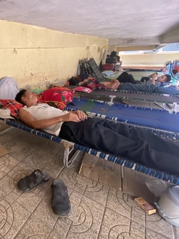 Người nhà bệnh nhân nằm gầm cầu thang tránh nắng nóng 40 độ C