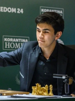 Thủ hòa thành công, kỳ thủ 20 tuổi Sindarov xây chắc đỉnh bảng