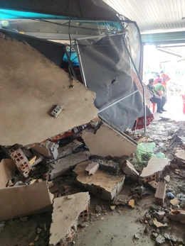 Xe tải mất thắng, tài xế đánh lái lao vào nhà dân để... tránh tai nạn