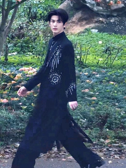 'Tướng quân kem nền' Trương Lăng Hách diện trang phục của nhà thiết kế Việt