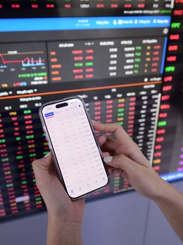 Chứng khoán 17-4: Nhà đầu tư nên làm gì khi thị trường liên tục ‘xanh vỏ đỏ lòng’?