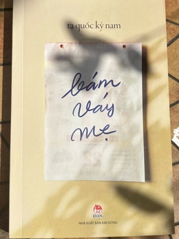 Bám váy mẹ: Bám và buông trong thế giới bé mọn này