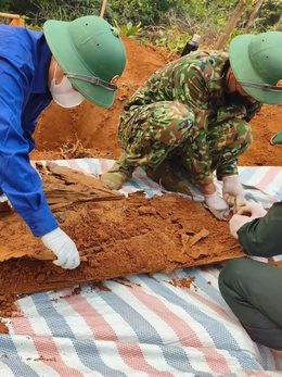 Hài cốt liệt sĩ được chôn cùng lọ thủy tinh chứa thông tin quý