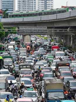 Người dân ùn ùn rời Hà Nội nghỉ lễ, dòng xe nhích từng mét ở cửa ngõ