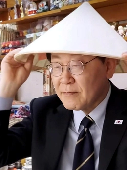 Tổng thống Hàn Quốc đội nón lá, thích thú thưởng thức sầu riêng