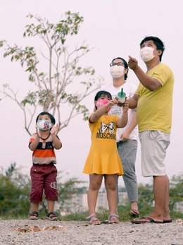 Đừng bỏ mặc trẻ chơi đùa nơi công cộng