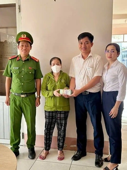 Kịp thời hỗ trợ người phụ nữ dừng chuyển tiền cho người lạ để nhận USD