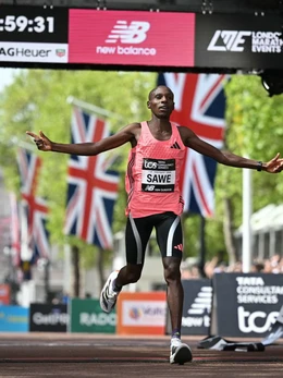 Lần đầu trong lịch sử có người chạy marathon dưới 2 giờ